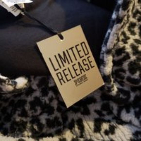 *SOLD* NWT VS PINK Leopard Sherpa Bomber Jacket - Picture 3 of 7